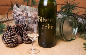 Föhrenschnaps, © Familie Zigeuner Föhrenschnaps, © Familie Zigeuner