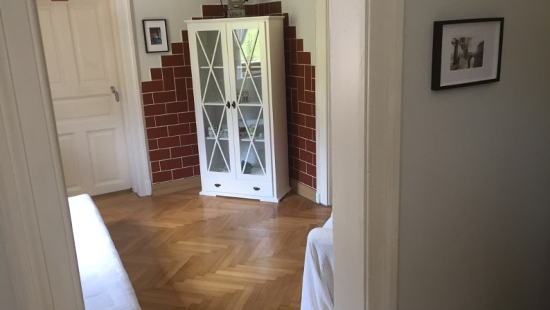 Blick Richtung Wohn/Schlafzimmer in der ehemaligen Bahnwärterwohnung, © M. Schorn Blick Richtung Wohn/Schlafzimmer in der ehemaligen Bahnwärterwohnung, © M. Schorn