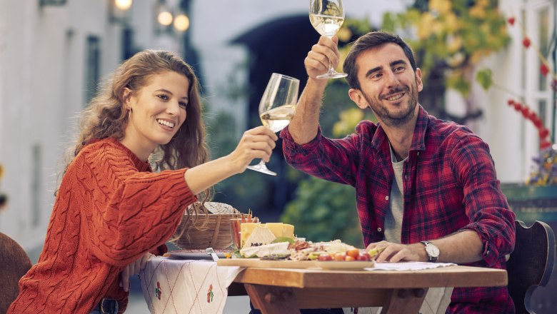 Gumpoldskirchen, © triesting_36393_heuriger-spaetrot-gumpoldskirchen_cwienerwald-tourismus_andreas-hofer Gumpoldskirchen, © triesting_36393_heuriger-spaetrot-gumpoldskirchen_cwienerwald-tourismus_andreas-hofer