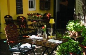 Gastgarten Allerley Bad Vöslau, © Wienerwald Touirismus/Unleashed.at Gastgarten Allerley Bad Vöslau