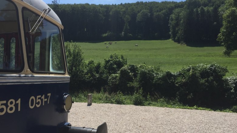 Blick vom Vorgarten Richtung Waggon, © M. Schorn Blick vom Vorgarten Richtung Waggon, © M. Schorn