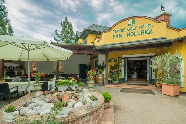 Tennis Golf Hotel Höllrigl, © Tennis Golf Hotel Höllrigl Eingang des Tennis Golf Hotels Höllrigl mit Terrasse und Pflanzen.