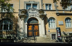 Tor Rollettmuseum, © Rollettmuseum Eingang des Rollettmuseums mit verziertem Torbogen und Treppe.