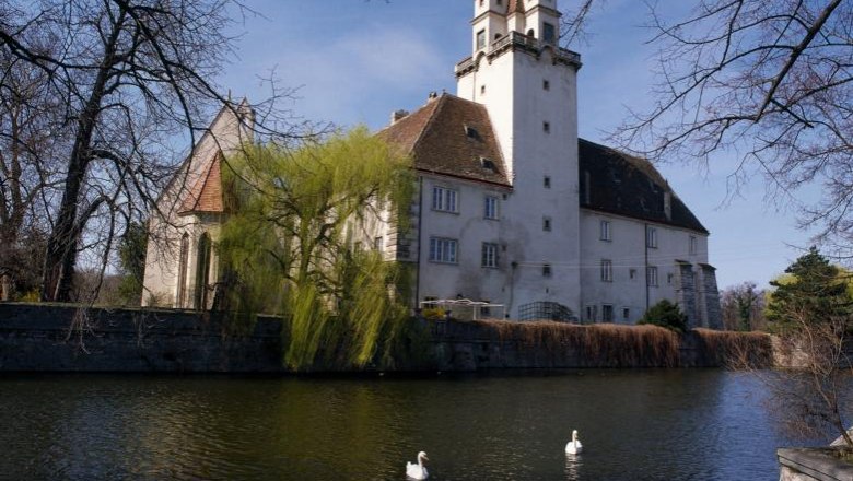Ebreichsdorf, © Stadtgemeinde Ebreichsdorf Schloss Ebreichsdorf mit Teich und Schwänen im Vordergrund.