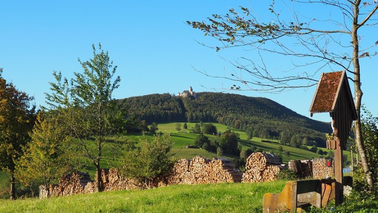 Marterl Am Sonnenhang Blick auf Araburg, © Kaumberg/Radinger Doris Marterl Am Sonnenhang Blick auf Araburg, © Kaumberg/Radinger Doris