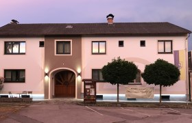 Straßenansicht bei Dämmerung, © Susanne Kernbichler Straßenansicht bei Dämmerung, © Susanne Kernbichler