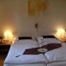 Außenansicht Weinpension Andrea, © Weinpension Adrea Sooss Gemütliches Schlafzimmer mit Doppelbett, Nachttischen und Lampen.