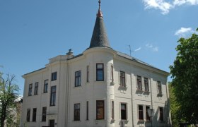 Schönberg Haus & Gedenkstock, © Schönberg Haus & Gedenkstock Historisches Gebäude mit Turm und vielen Fenstern, umgeben von Bäumen.