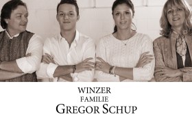 Winzer Familie Gregor Schup, © Gregor Schup Vier Personen stehen nebeneinander mit verschränkten Armen vor einer weißen Wand.