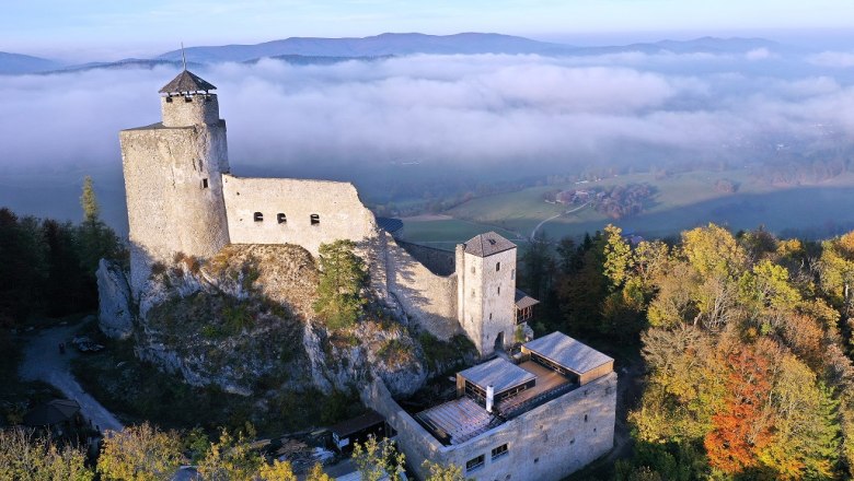 Flugaufnahme Araburg im Herbst, © Kaumberg/Engl Gerald Flugaufnahme Araburg im Herbst, © Kaumberg/Engl Gerald