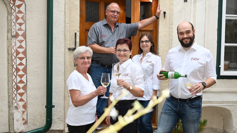 Family in the courtyard, © Dagmar Händler Family in the courtyard, © Dagmar Händler