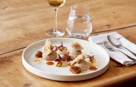 Maroni-Schoko-Mousse mit Sanddorn, © Weinland Thermenregion/Daniel Nuderscher Maroni-Schoko-Mousse mit Sanddorn, © Weinland Thermenregion/Daniel Nuderscher