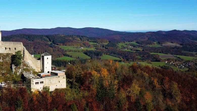Flugaufnahme Araburg im Herbst, © Kaumberg/Morgner Michael Flugaufnahme Araburg im Herbst, © Kaumberg/Morgner Michael
