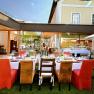 Tafel, © Hotel Landhaus Moserhof GmbH Elegantes Restaurant mit gedecktem Tisch im Freien, umgeben von modernen Gebäuden.