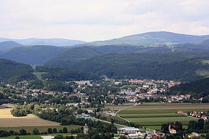 Pottenstein, © Wikipedia Luftaufnahme von Pottenstein mit umliegenden Hügeln und Feldern.