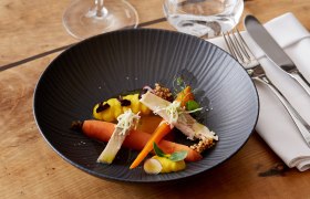 Geräuchertes Forellenfilet trifft auf dreierlei Karotte, © Weinland Thermenregion/Daniel Nuderscher Geräuchertes Forellenfilet trifft auf dreierlei Karotte, © Weinland Thermenregion/Daniel Nuderscher