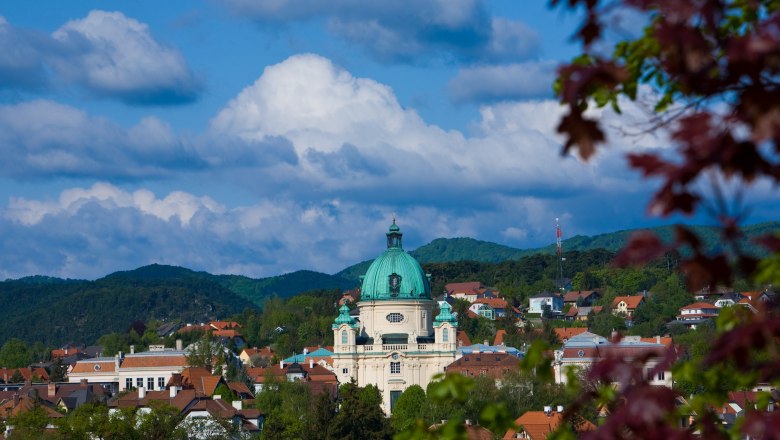 Berndorf, © Berndorf Stadtansicht von Berndorf mit Kirche und Hügeln im Hintergrund.