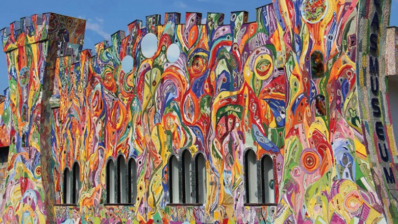 Glass museum "The glass castle", © Kuchlerhaus GmbH Colorful painted facade of a museum with castle design.