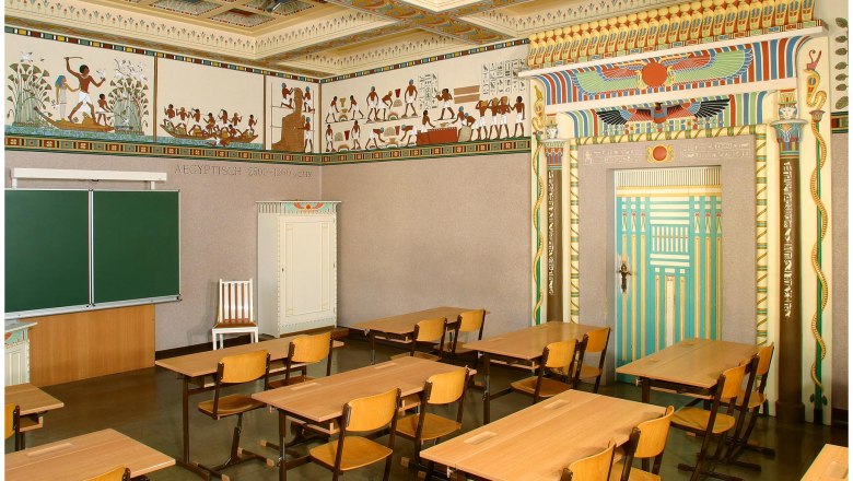 Berndorf style classes, © Berndorfer Stilklassen Egyptian-style classroom with murals and decorative door frame.