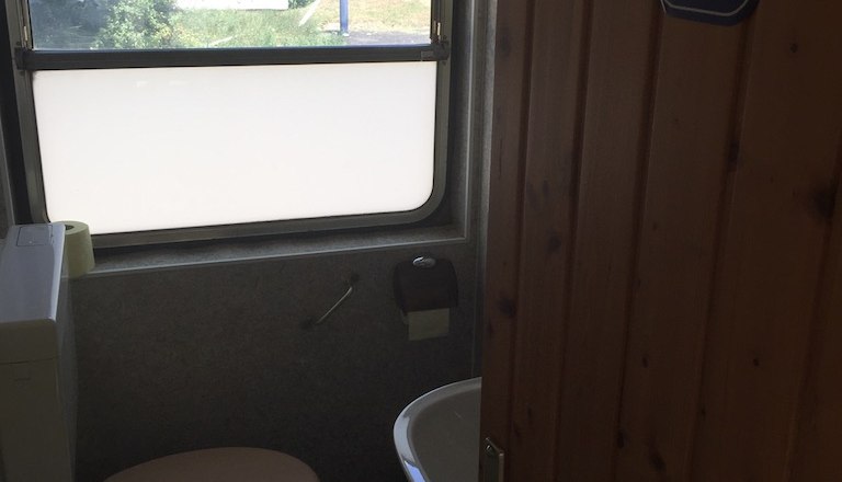 Blick ins kleine WC des 100 Jahre alten Gepäckwagens, © M. Schorn Blick ins kleine WC des 100 Jahre alten Gepäckwagens, © M. Schorn