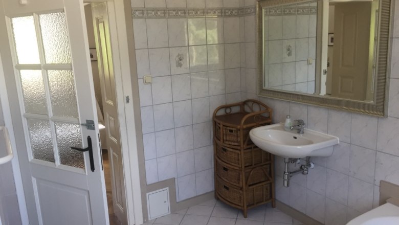 Großzügiges Badezimmer in der ehemaligen Bahnwärterwohnung, © M. Schorn Großzügiges Badezimmer in der ehemaligen Bahnwärterwohnung, © M. Schorn
