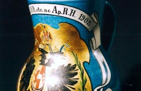 Fußwaschungskrug, © Museum Mödling Ein verzierter Krug mit kaiserlichem Wappen und Inschrift von 1908.