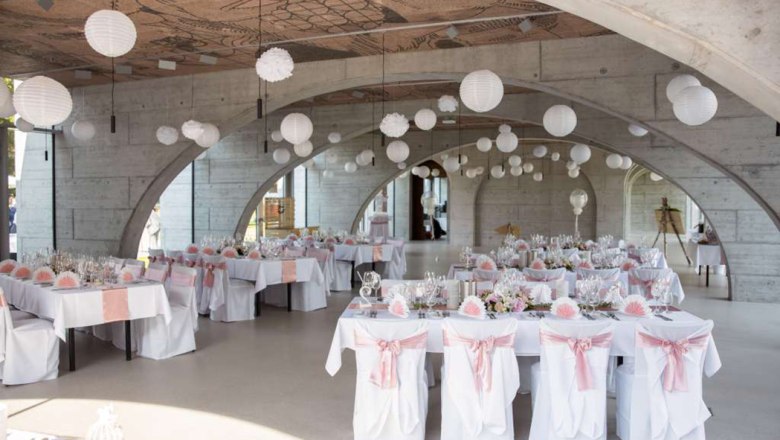 Wedding table in the modern part of the glass salon, © Baukooperative Wedding table in the modern part of the glass salon, © Baukooperative