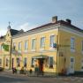 Eingang, © Gasthof Smrcka Gelbes Wirtshaus an einer Straßenecke mit mehreren Fenstern und einem Eingang.