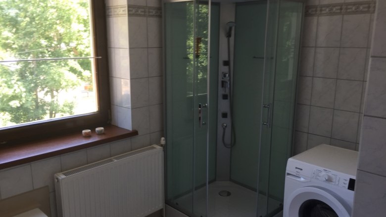 Großzügige Dusche mit Waschmaschine in der ehemaligen Bahnwärterwohnung, © M. Schorn Großzügige Dusche mit Waschmaschine in der ehemaligen Bahnwärterwohnung, © M. Schorn
