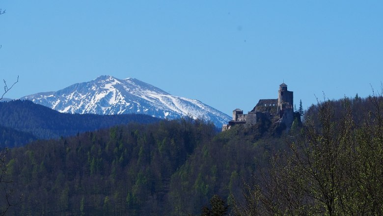 Blick auf die Araburg und den Schneeberg im Frühling, © Kaumberg/Radinger Doris Blick auf die Araburg und den Schneeberg im Frühling, © Kaumberg/Radinger Doris