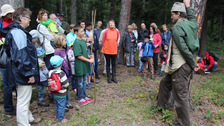 Pecher Bernhard Kaiser erklärt, © Forstverwaltung Klein-Mariazell Pecher Bernhard Kaiser erklärt, © Forstverwaltung Klein-Mariazell