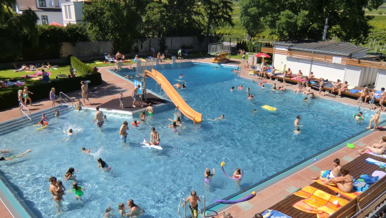 Freibad der Marktgemeinde Gumpoldskirchen, &copy; Harald Nirschl