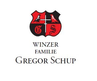 Wappen mit Vögeln und Initialen, darunter der Text 'Winzer Familie Gregor Schup'.