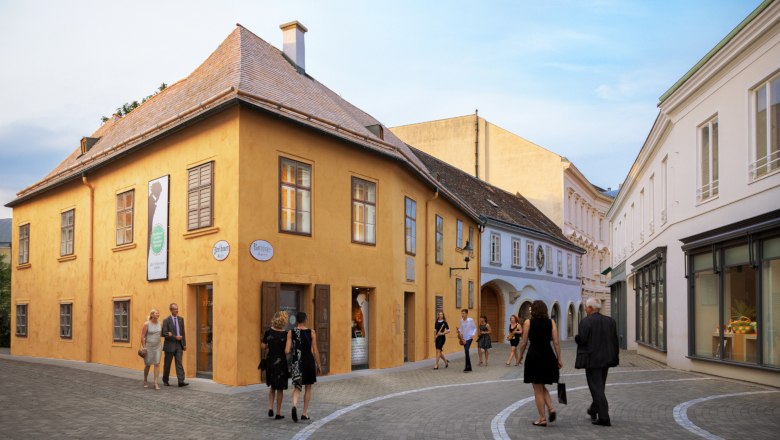 Das Beethovenhaus in Baden mit Passanten auf der Straße.
