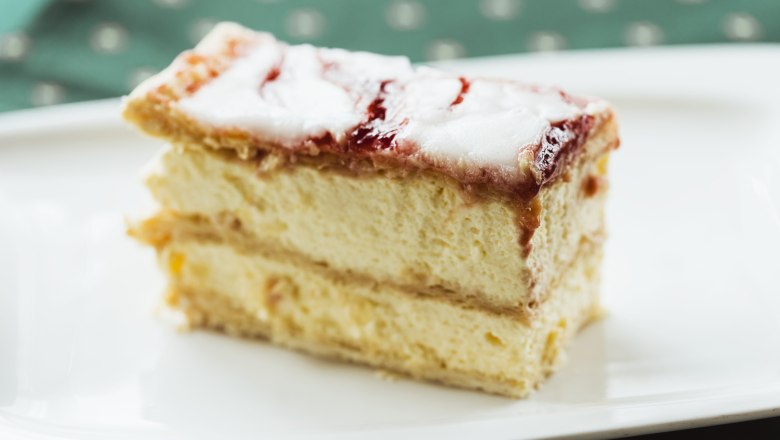 Ein St&uuml;ck Cremeschnitte auf einem wei&szlig;en Teller.