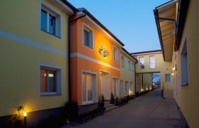 Außenansicht des Hotel Radlinger bei Dämmerung.