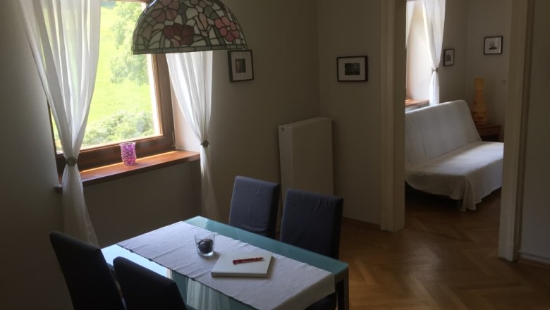 Ehemalige Bahnw&auml;rterwohnung mit herrlichem altem Fischgr&auml;tparkettboden, &copy; M. Schorn