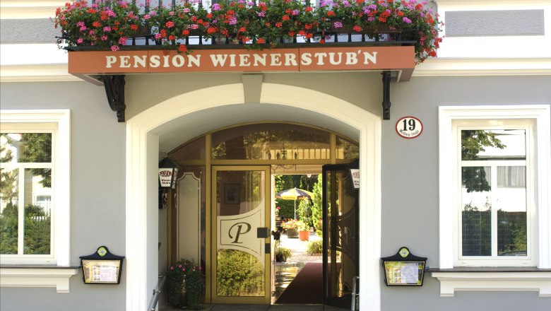 Entrance to the Pension Wienerstub'n with flowers and house number 19.