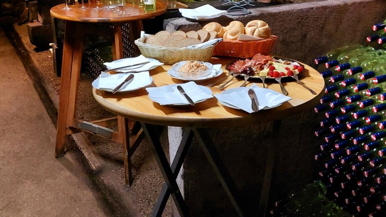 Verkostung im Weinkeller, &copy; Luegmayer