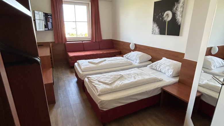 Doppelzimmer mit SAT TV, Klimaanlage, F&ouml;hn und Hautpflegeartikel, &copy; Wienerwald Tourismus PR