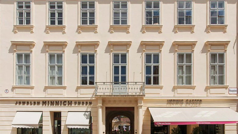 Historisches Geb&auml;ude mit Gesch&auml;ften und Caf&eacute; in Baden.