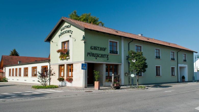 Exterior view, &copy; @hppuereschitz