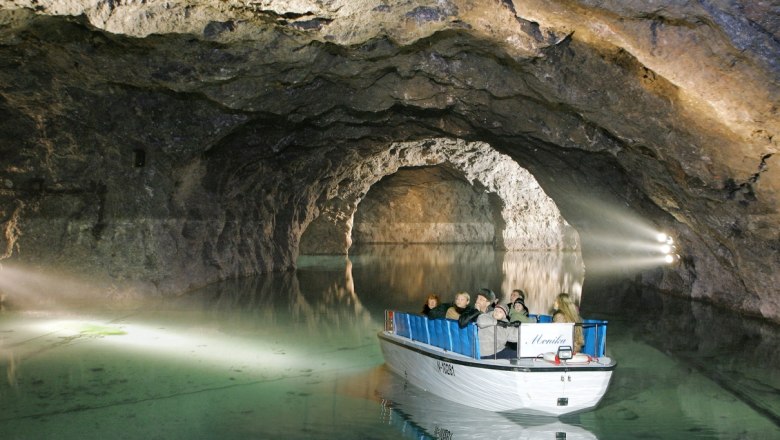 Bootsfahrt in der Seegrotte Hinterbr&uuml;hl, beleuchtete H&ouml;hle.