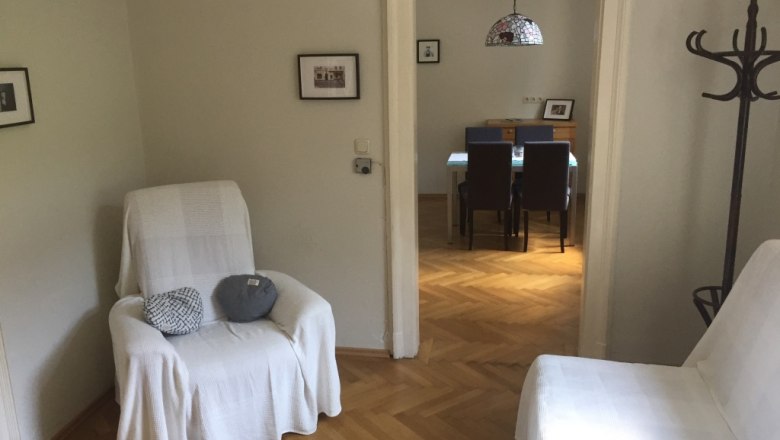 Gem&uuml;tlicher Lehnsessel in der ehemaligen Bahnw&auml;rterwohnung, &copy; M. Schorn