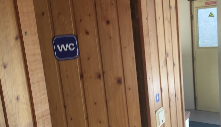 Blick Richtung WC im 100 Jahre alten Gep&auml;ckwagen, &copy; M. Schorn