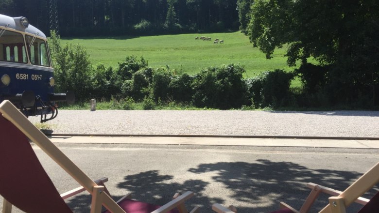 Schattiger Vorgarten mit Liegest&uuml;hlen, &copy; M. Schorn