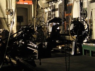 Historische Maschinen in einem Museum mit Walzengraviertechnik.