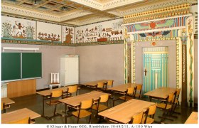 Klassenzimmer im &auml;gyptischen Stil mit Wandmalereien und dekorativem T&uuml;rrahmen.