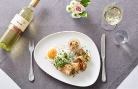 Vollkornkn&ouml;del mit Blattspinat, Ei, Honig-Chili N&uuml;ssen, &copy; Weinland Thermenregion/Daniel Nuderscher