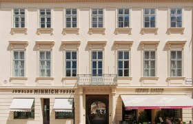 Historisches Geb&auml;ude mit Gesch&auml;ften und Caf&eacute; in Baden.
